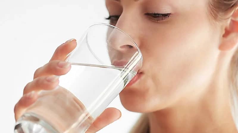 خبيرة: شرب الماء مع الوجبات لا يضعف عملية الهضم