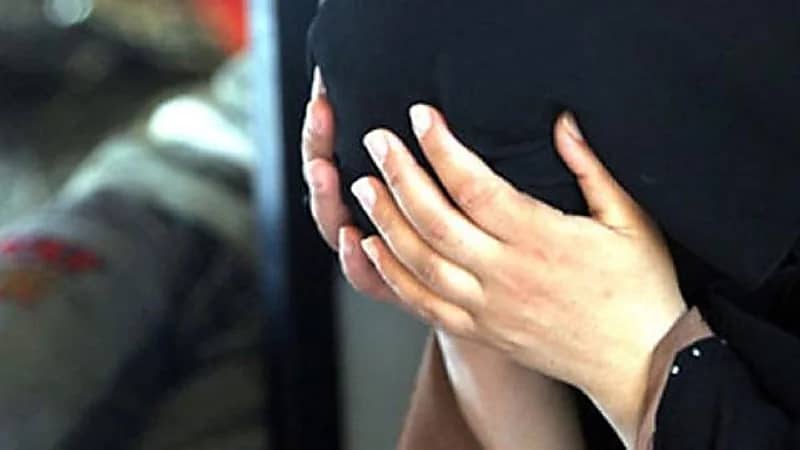 امرأة تسكب الشاي الساخن على زوجها وابنه ينهال عليه ضرباً