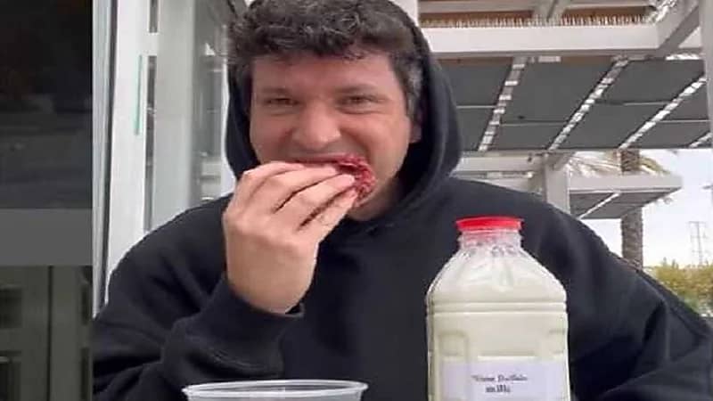 رجل يأكل اللحم النيء لمدة 78 يوما
