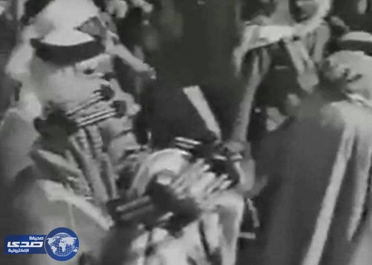 نشطاء يتداولون فيديو نادر للمؤسس وهو يشارك في غسل الكعبة