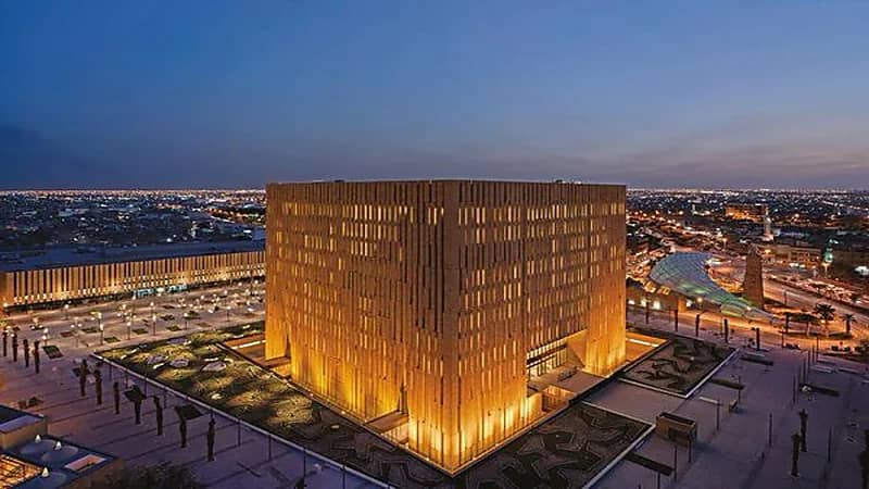 3 أعوام سجن وغرامة 50 ألف ريال ضد موظف زعم إلغاء بلاغات الهروب