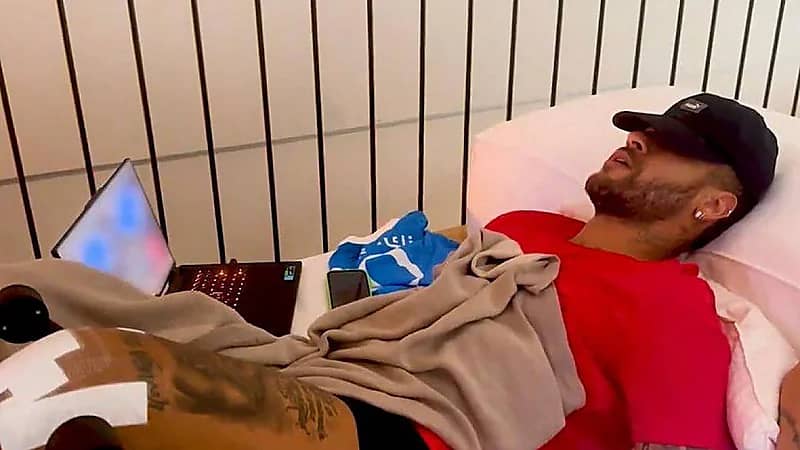نيمار يغفو على سريره وبجانبه تيشيرت الهلال