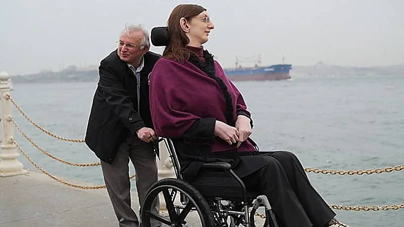 أطول امرأة في العالم تدخل موسوعة جينيس فكم يبلغ طولها؟