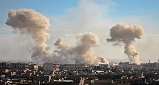 سوري يبحث عن جثة ابنه بين الأنقاض بالغوطة الشرقية