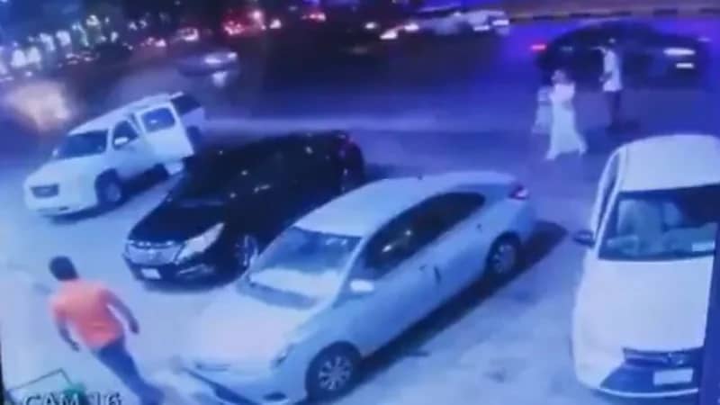 شاهد.. حارس أمن ينقذ طفلا بعد اتجاهه للطريق السريع في حفر الباطن