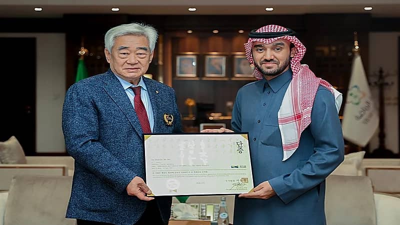 وزير الرياضة يتسلم الحزام الشرفي للاتحاد الدولي للتايكوندو نيابة عن ولي العهد