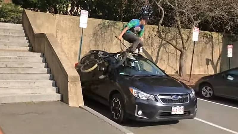 شاهد.. سائق دراجة يحطم جزء من السيارة بالخطأ