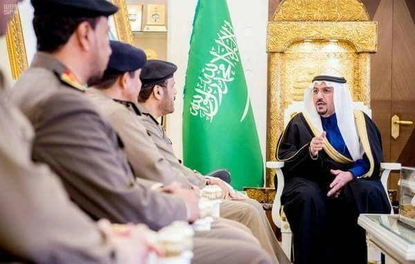 بالصور .. أمير القصيم يقلد اللواء المجماج واللواء العضيب رتبتيهما الجديدتين