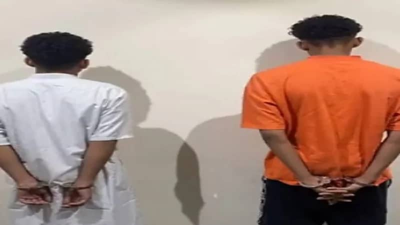 ضبط مواطنين سرقا مبالغ مالية ومقتنيات شخصية من مركبات متوقفة في الخبر "فيديو"