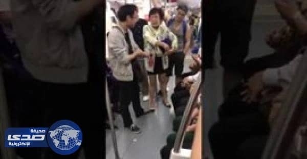 بالفيديو.. عجوز صينية تلقن رجلاً درساً قاسياً لبصقه داخل المترو