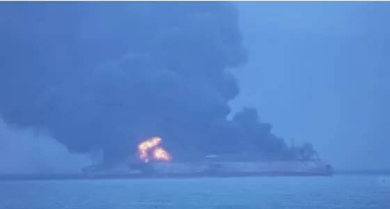 استمرار اشتعال النار بناقلة نفط إيرانية.. ولا أخبار عن الطاقم