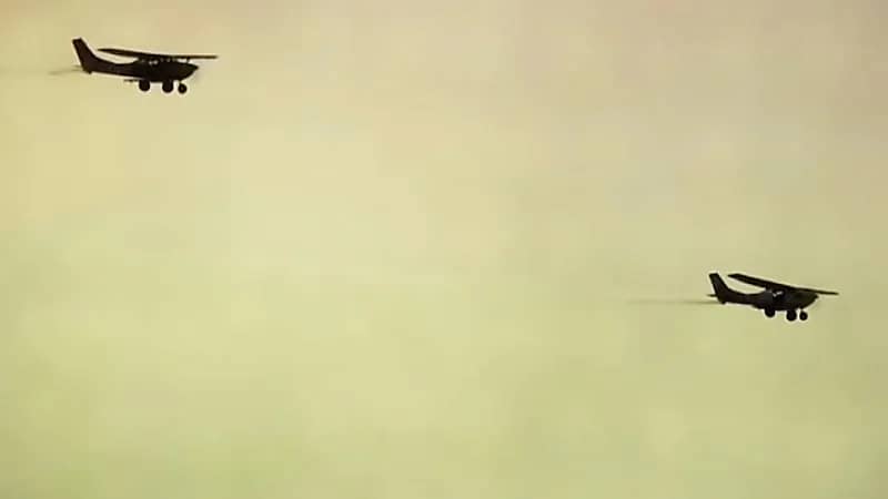 بالفيديو.. مغامر ينفذ عرضًا مرعبًا ويقلع بطائرة ويهبط بأخرى