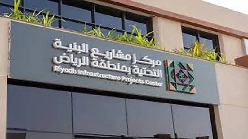 مركز البنية التحتية يُلزم بوضع ألواح علوية في المشاريع حول الجهات الحكومية والمعالم السياحية