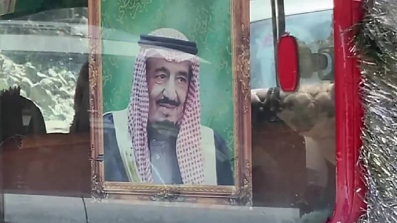 بالفيديو.. مواطن يحول سيارته القديمة إلى مزار سياحي في جبال الريث