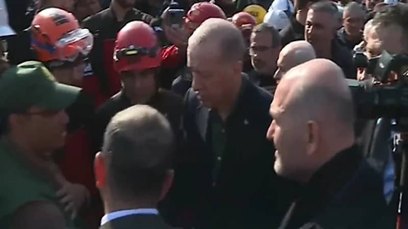 "أردوغان" يشكر المملكة من مقر الفريق السعودي للإغاثة في تركيا