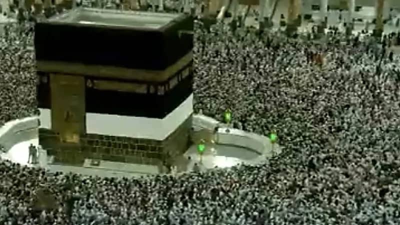 بالفيديو.. مشهد يخطف الأنظار والقلوب لأفواج المعتمرين فجر اليوم