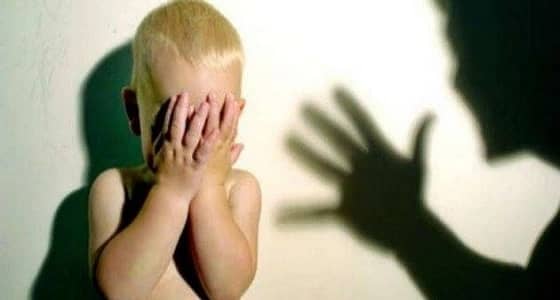 بالفيديو..ممرضة بدار أيتام تتعدى بالضرب على طفل