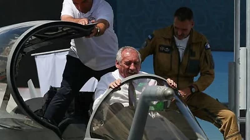 رئيس وزراء فرنسا يعلق داخل قمرة رافال خلال معرض باريس الجوي .. فيديو