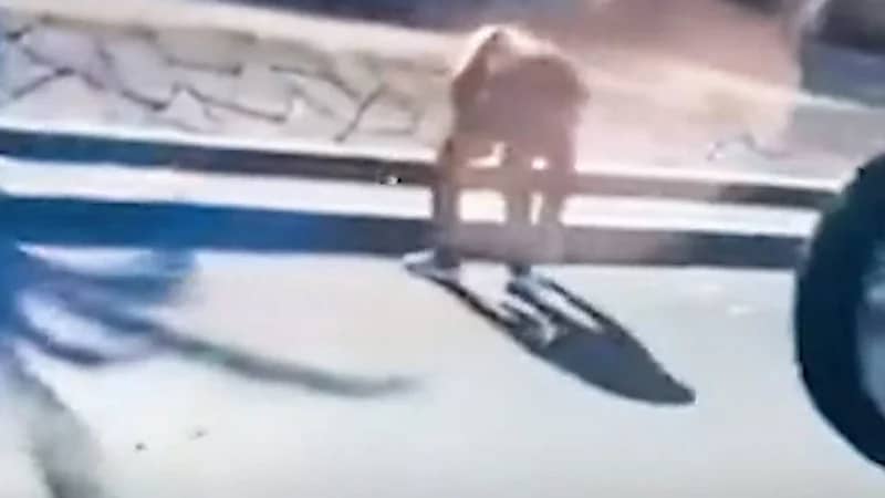 شاهد.. أموال متناثرة على طريق عام بسوريا