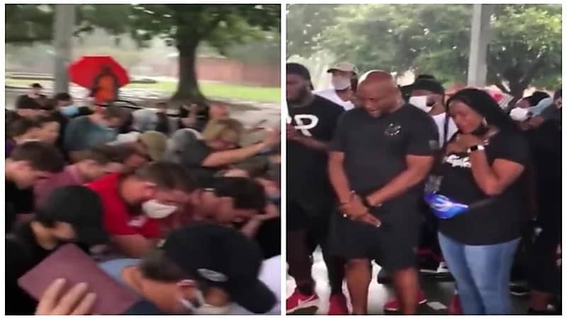 أمريكيون بيض يركعون على ركبهم لطلب السماح من أمريكيين سود.. فيديو