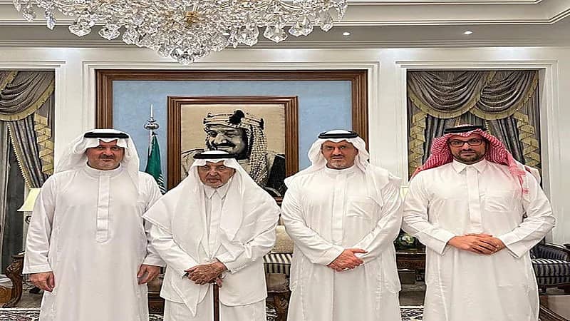 صورة حديثة للأمير خالد الفيصل وأبناءه في مجلسه