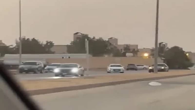 بالفيديو.. قائد مركبة يمارس التفحيط أمام أكاديمية كرة قدم بالرياض