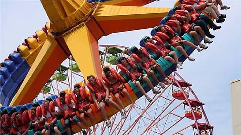 وفاة طفلة إثر سقوطها من لعبة بمدينة ملاهي