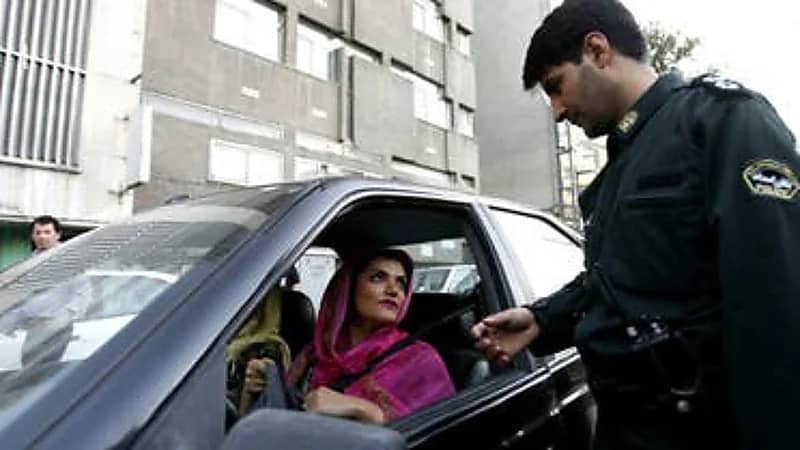 نظام الملالي يفرض عقوبات جديدة على غير المحجبات في إيران