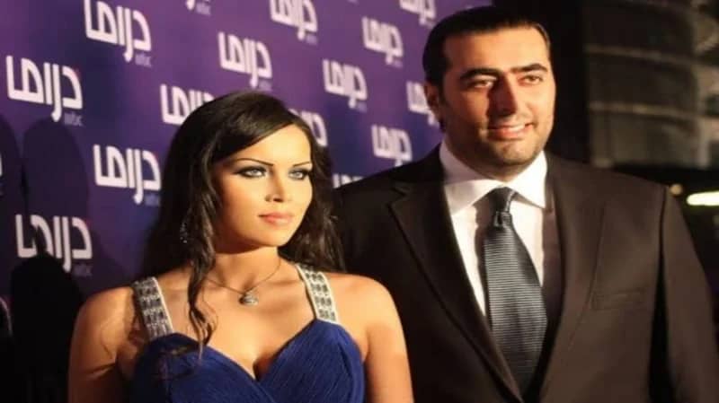 شاهد.. باسم ياخور يزيل المكياج من وجه زوجته بالقوة