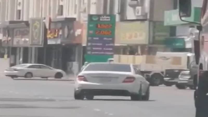 بالصور.. الإطاحة بقائد مركبة يراوغ بسيارته بين المركبات بالطائف