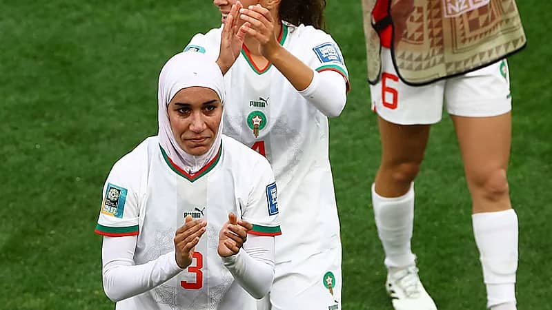نهيلة بنزينة أول لاعبة محجبة تشارك في كأس العالم للسيدات .. صور
