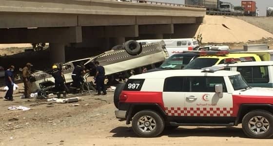 بالصور.. وفاة 9 أشخاص وإصابة 18 في انقلاب حافلة بطريق الهجرة