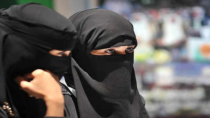 نسبة صادمة للفتيات اللاتي يسمرن بشرتهن بالمملكة..واستشارية تحذر