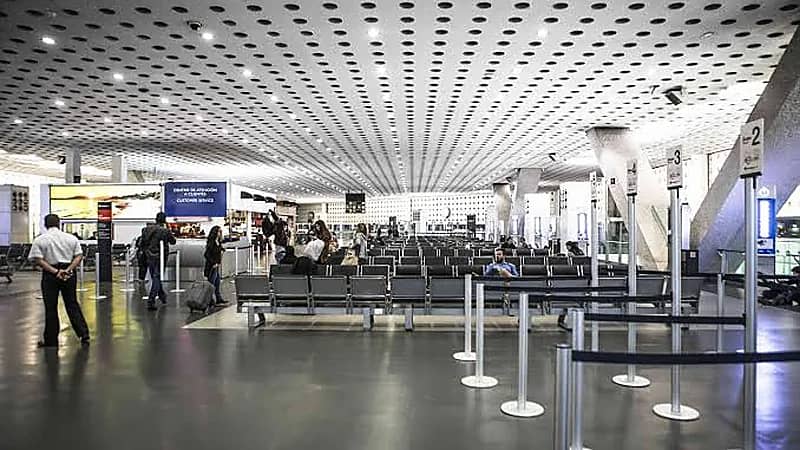 سيدة تدمر شركة الطيران بعد أن رفضت إعادة نقودها .. فيديو