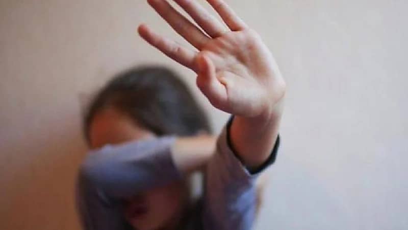 أم تساعد رجلًا على هتك عرض ابنتها