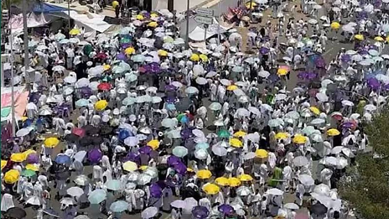 توافد الحجاج إلى مسجد نمرة لأداء صلاة الظهر والعصر جمعًا وقصرًا .. فيديو