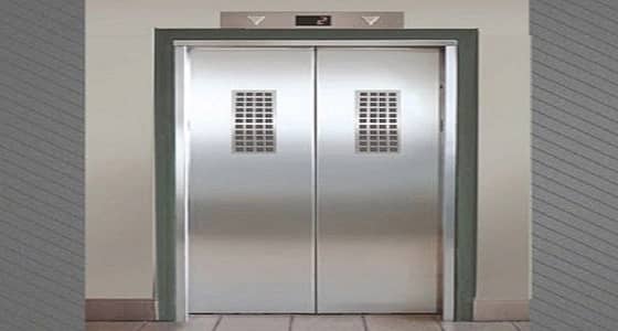 " الداخلية " تنقذ محتجزين بمصعد معطل بسبب الحمولة الزائدة