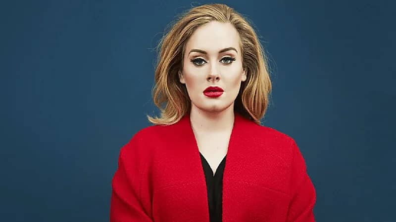 شاهد.. أديل ترحب بالسعوديين عبر بث مباشر