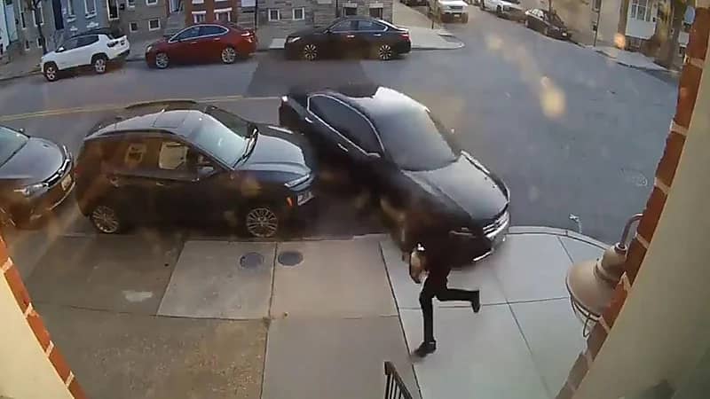 بالفيديو.. سيدة تنتقم من زوجها بمحاولة دهسه بالسيارة عدة مرات