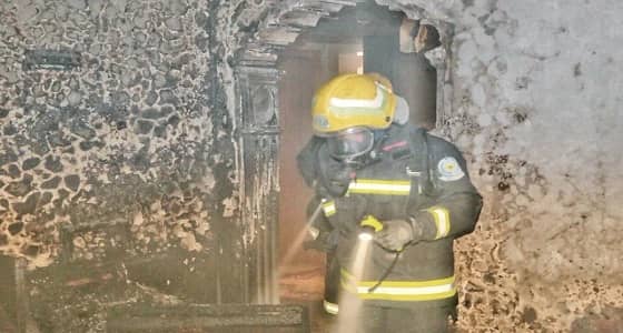 السيطرة على حريق في حي العمرة