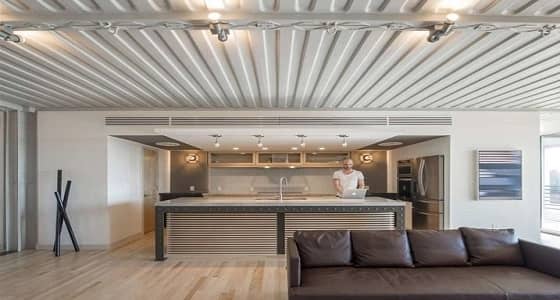 بالصور.. مهندس معماري يشيد قصرا فاخرا من حاويات الشحن