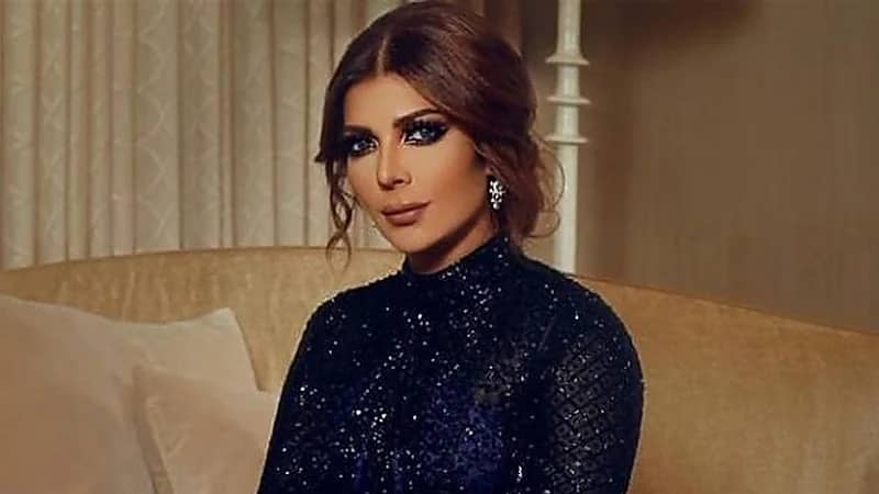 قبلة أصالة لمعجب تُشعل مواقع التواصل من حفلها في ألمانيا.. فيديو