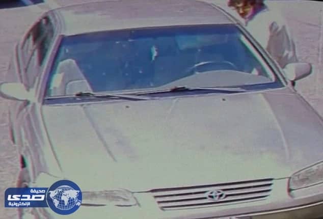 بالفيديو.. أب يٌلقي طفله الرضيع بموقف سيارات