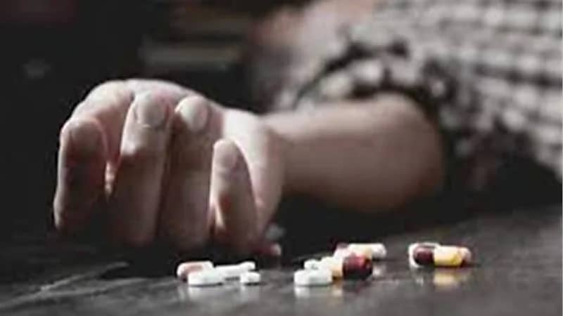 طالبة تنهي حياتها بعد ابتزازها بصور مُخلة