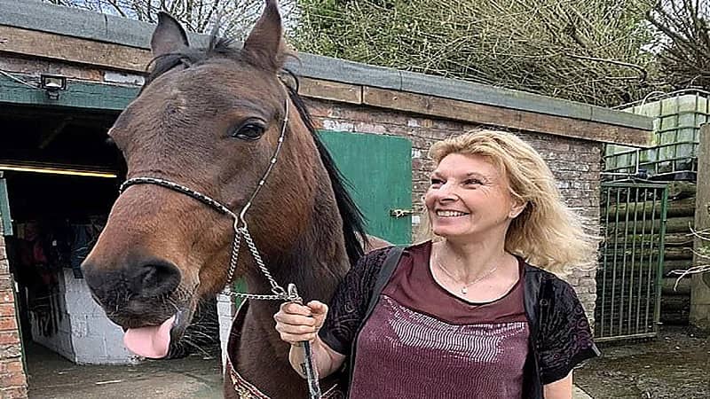 سيدة تواجه تهما بتمويل الإرهاب بسبب اسم فرسها