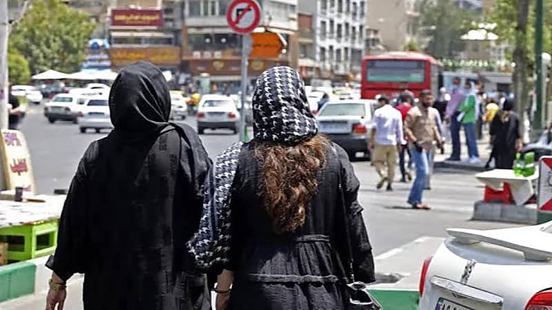 بالفيديو.. رجل بملابس نسائية يثير جدلاً واسعًا