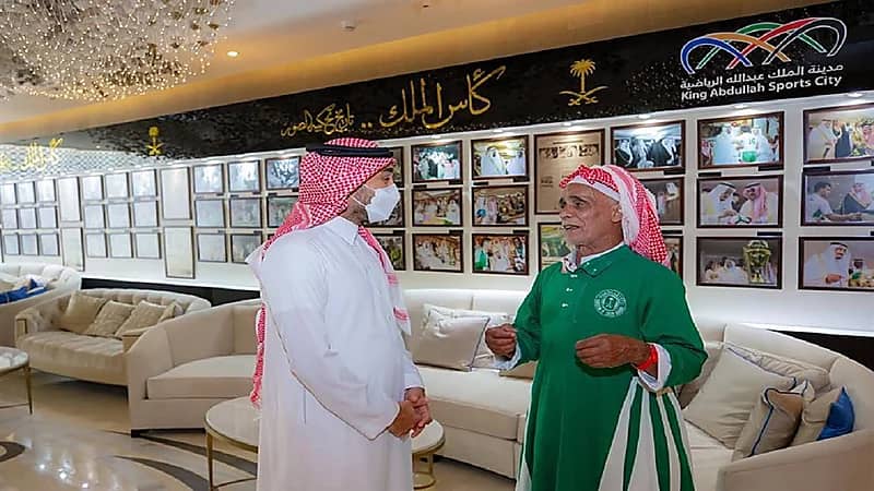 "الموركي" يهدي مكافأته لنادي الوحدة