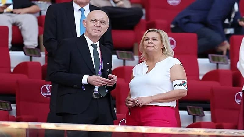 صور.. وزيرة ألمانية تخفي شارة المثليين أمام رئيس الفيفا في قطر