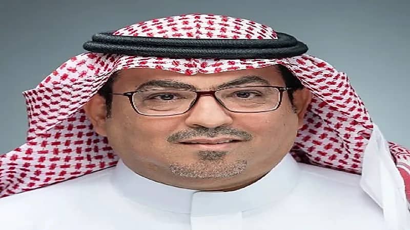 أخصائي اجتماعي: على النساء أن يقمن تمثالًا ذهبيًا لمخترع المكياج