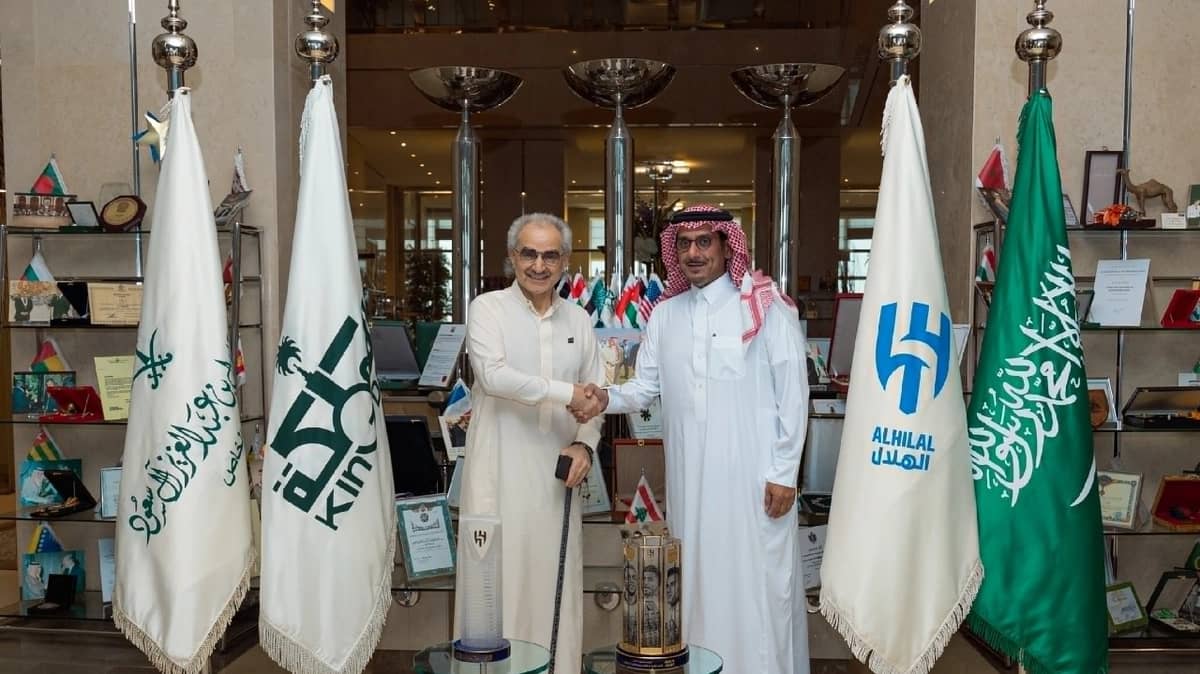 الأمير نواف بن سعد يقدم هدية مؤسسة أعضاء الهلال للأمير الوليد بن طلال .. صور